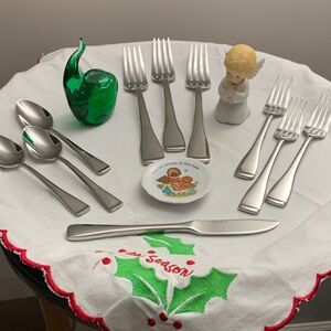 Oneida Surge pattern 10 pieces Party for 3 NWOT GLOSSY